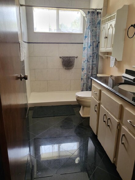 Double shower main bath granite vanity/floors - 10871 SW 90th Ct