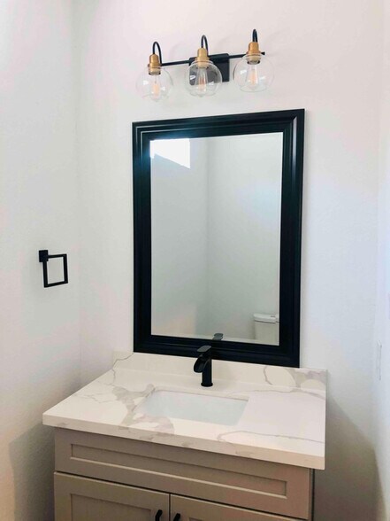 Building Photo - 5813 England St