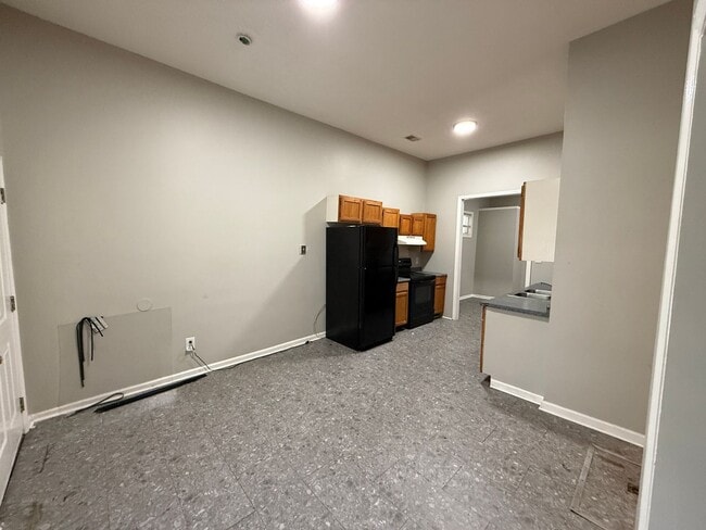 Building Photo - 3-BED 1-BATH SINGLE FAMILY HOME