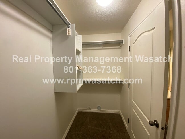 Building Photo - Check Out This Amazing 3 Bedroom 2 Bathroom Condo In Riverton