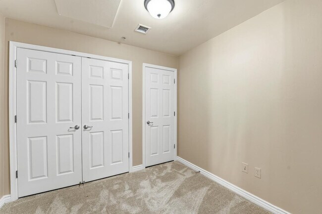 Building Photo - 5350 E Deer Valley Dr