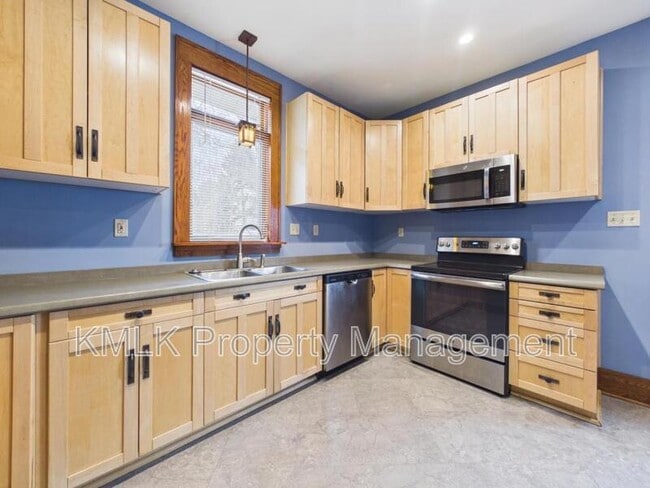 Building Photo - 1238 Sawyer Ave