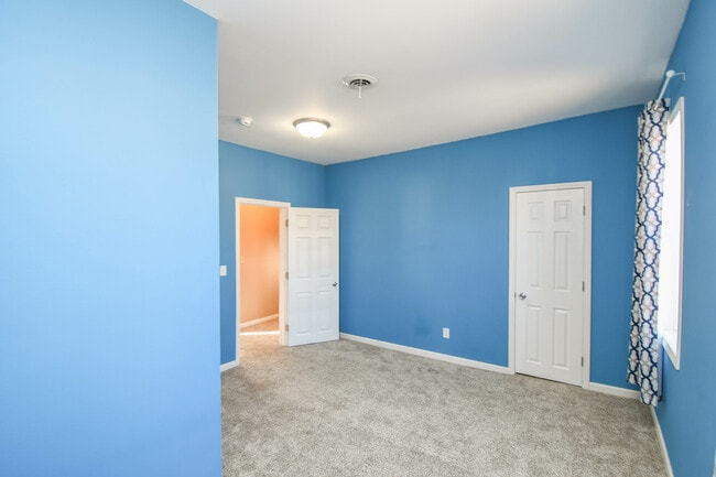 Building Photo - 817 W 12th St