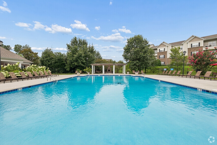 Pool - Lovell Crossing Apartments