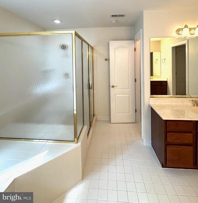 Building Photo - 11000 Farmview Way