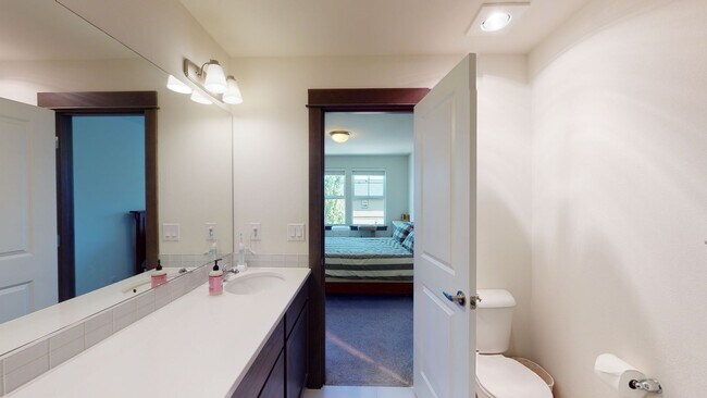 Building Photo - West Seattle Townhome - 2 bedroom 2 bathroom located in Sylvan Ridge Townhomes!  Available now!