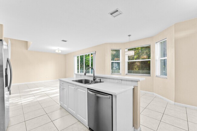 Building Photo - 255 Saratoga Blvd E