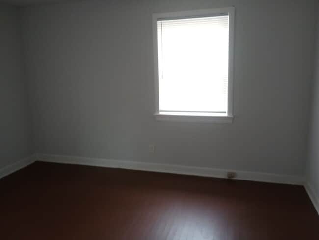 Building Photo - 3 Bedroom 1 Bathroom