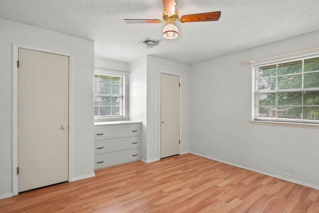 Building Photo - 220 E Beech Ave
