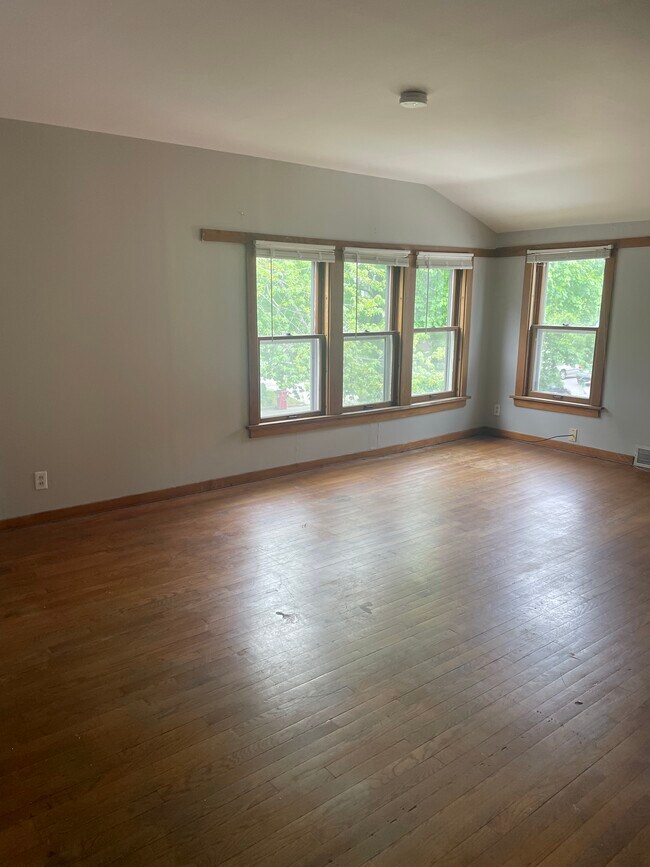 Building Photo - 362 W 4th St