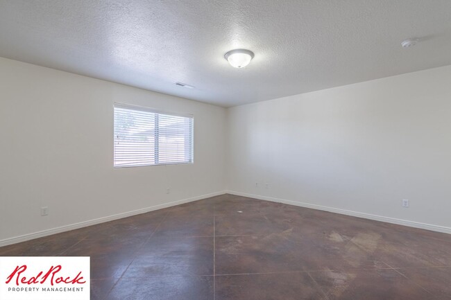 Building Photo - DOG-FRIENDLY 3 Bedroom Townhome with INTER...