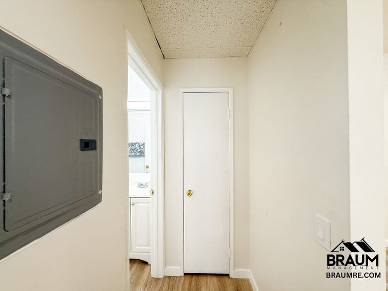 Building Photo - 11459 Collins St