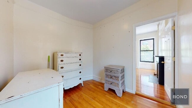 Building Photo - 196 W 108th St