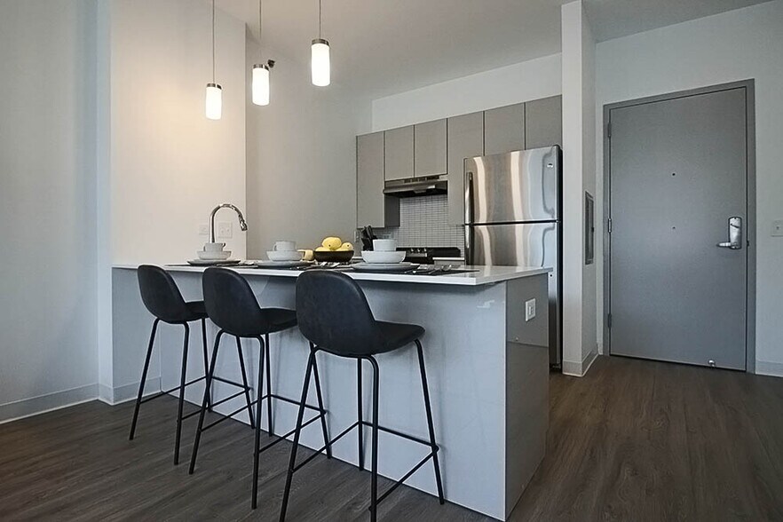 Building Photo - 856 W Van Buren St