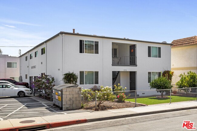 Building Photo - 2400 Vanderbilt Ln