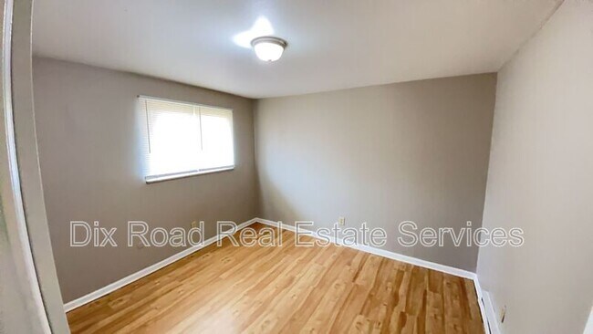 Building Photo - 1708 W Riverview Ave