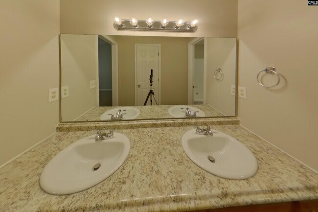 Building Photo - 424 Forest Grove Cir