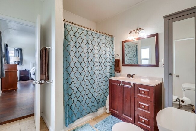 Building Photo - 3891 Superba St