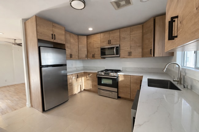 Building Photo - 2427 3rd Ave