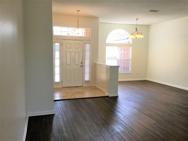 Building Photo - 125 Whisper Ridge Dr