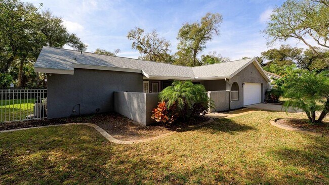 Building Photo - 4 Baywood Dr
