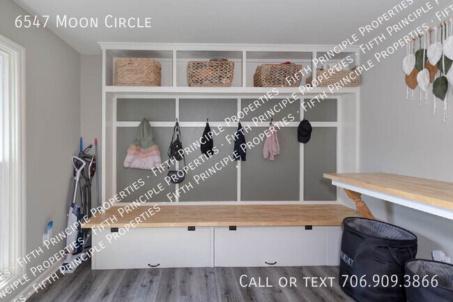 Building Photo - 6547 Moon Cir