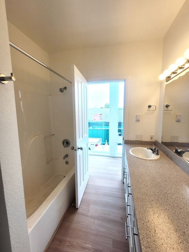 Building Photo - Beautifully updated Apartment in the Heart...