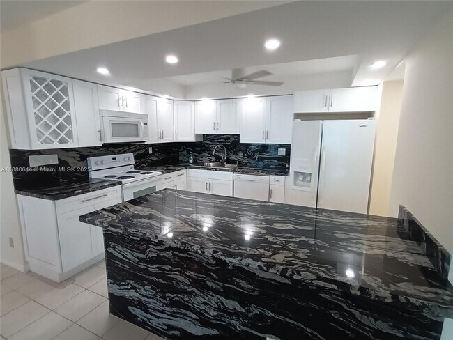 Building Photo - 1410 S Ocean Dr