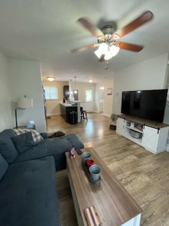 Building Photo - Oak St Duplex