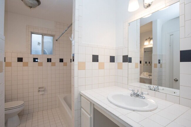 Building Photo - 2416 S 5th St