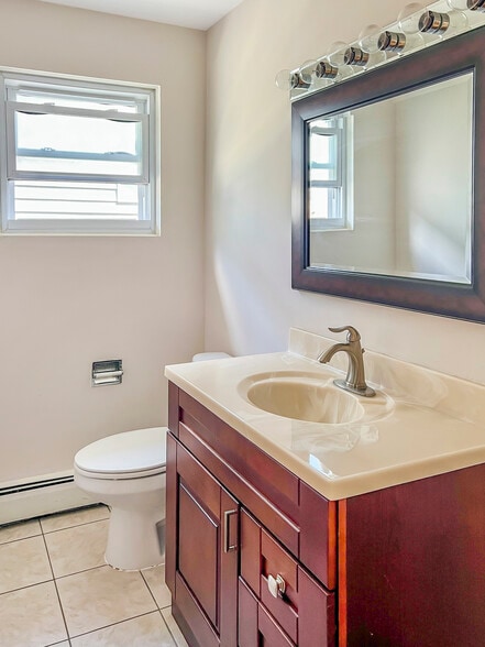 1/2 Bath - 5043 W Cornelia Ave