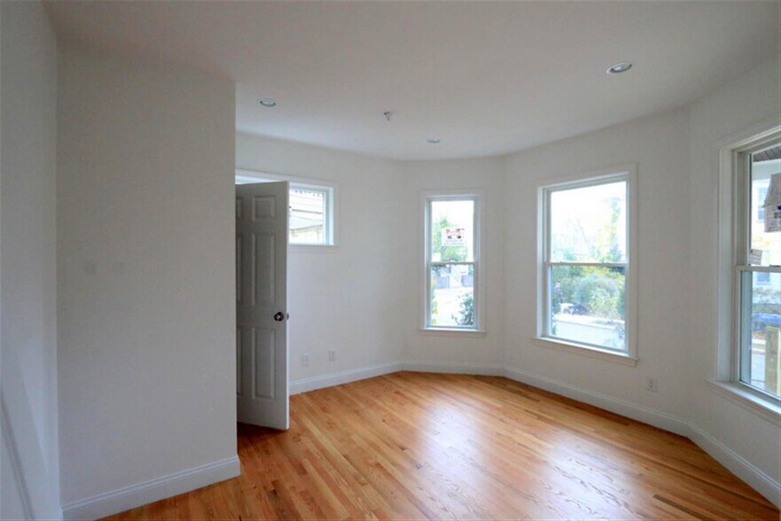 Building Photo - 25 Lewis St