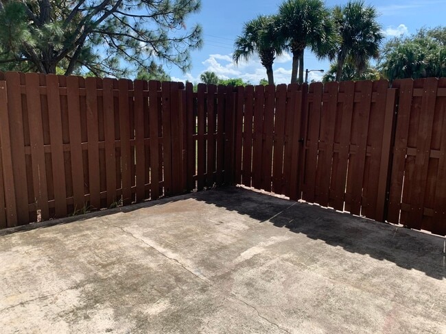 Building Photo - 2 Bedroom 1.5 Bath 2 Story Townhouse