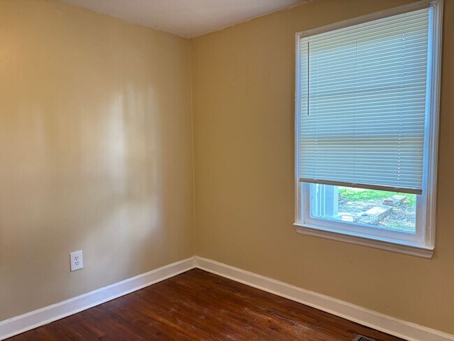 Building Photo - Available now! Freshly updated 3bed 1 bath Downtown Summerville!