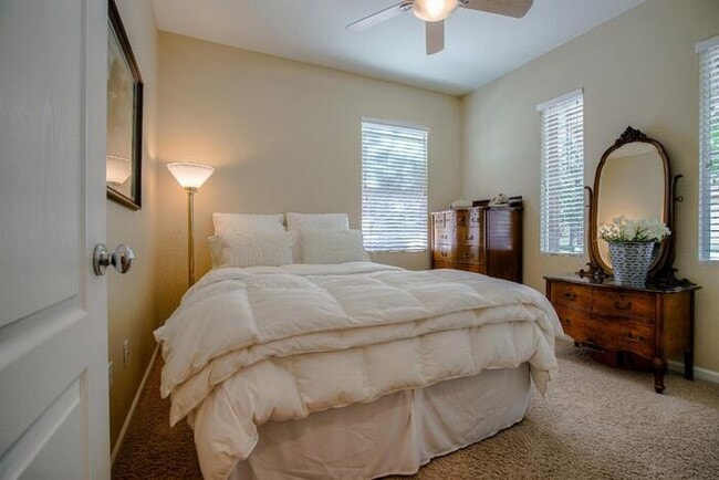 Building Photo - Immaculate Modern Townhouse in Sought-Afte...
