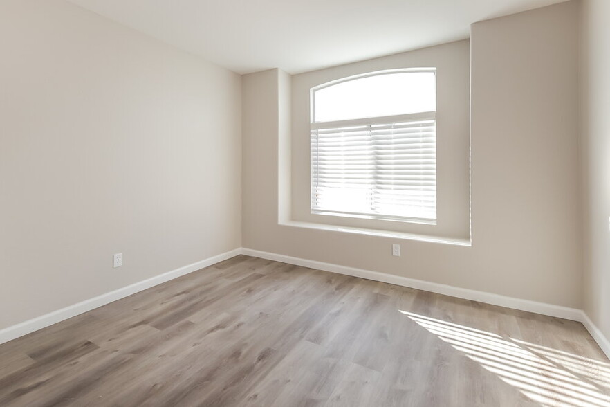 Building Photo - 8338 W Bluefield Ave