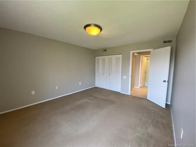 Building Photo - 7 Redwood Ln