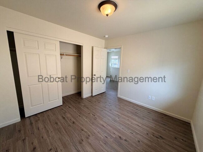 Building Photo - 1272 Woodside Dr