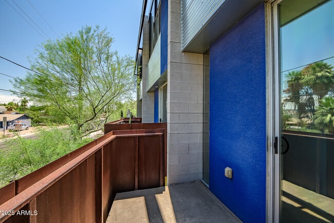Building Photo - 1145 E Whitton Ave