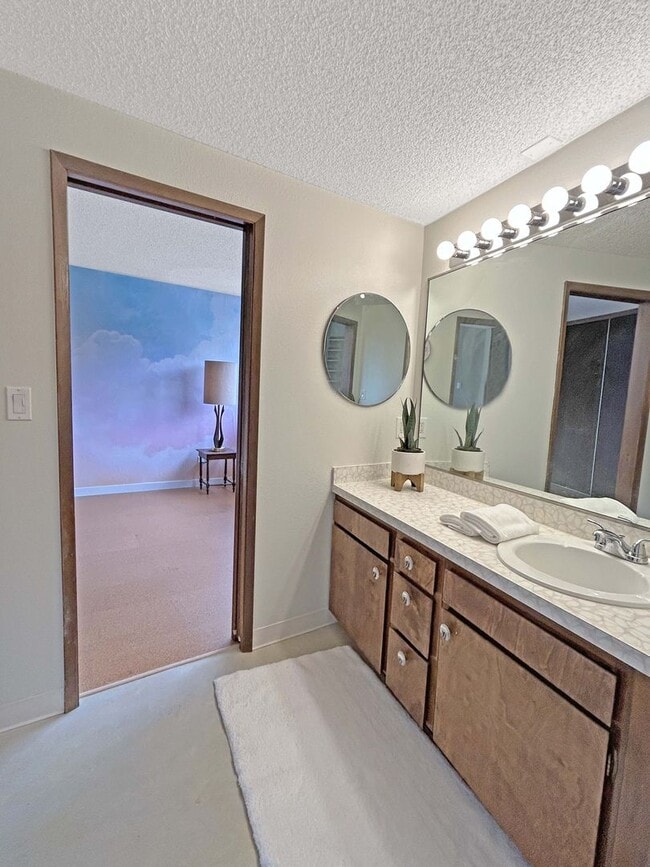 Building Photo - Capitol Lake Towers Condo (#201) w/ Move-I...