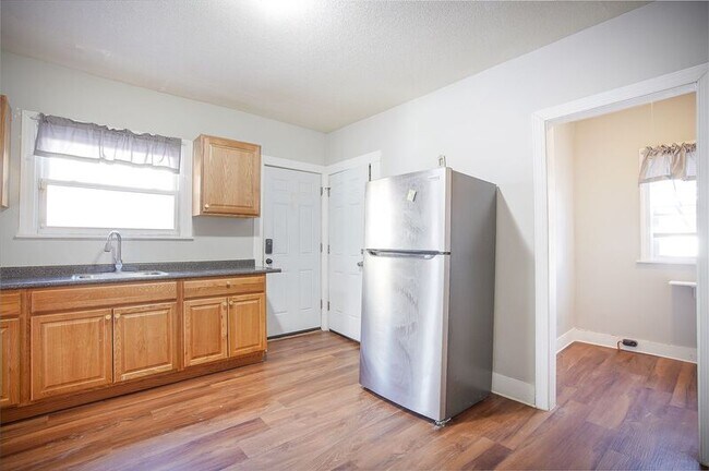 Building Photo - 824 Sumner Ave