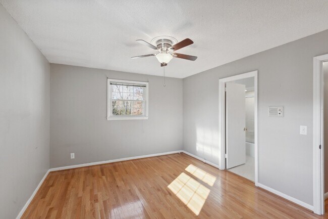 Building Photo - 220 Bartonwood Dr