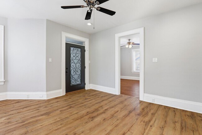 Building Photo - 5 Bedroom House in Manitowoc