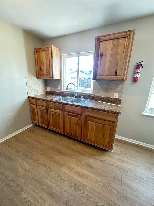 Building Photo - 2 Bedroom 1 Bath Large Back yard, Garage, ...