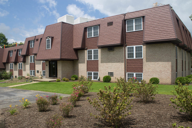 Building Photo - Edinboro Country Square Apartments