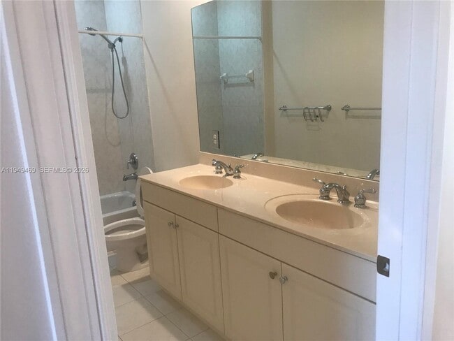 Building Photo - 3338 Lakeside Dr