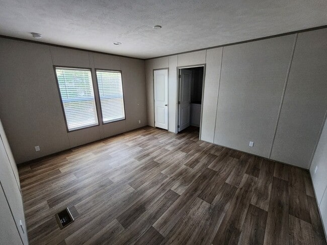 Building Photo - 913 Wave Ln