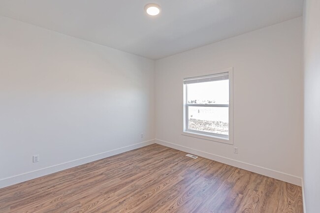Building Photo - AVAILABLE TODAY - 3 Bed 2.5 Bath Townhome ...