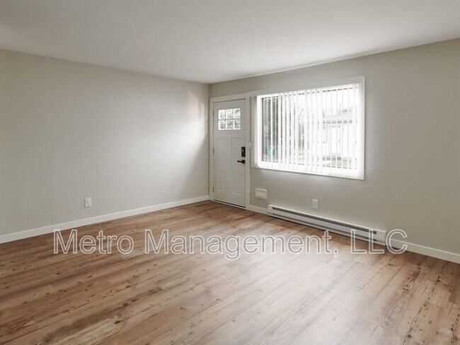 Building Photo - 8309 N Fowler Ave