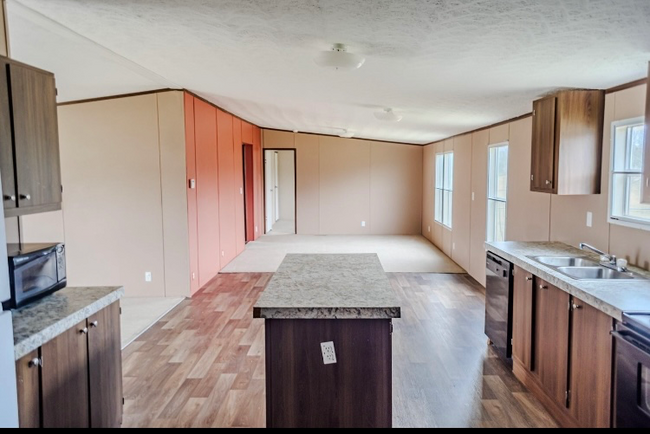 Building Photo - 565 Mustang Dr